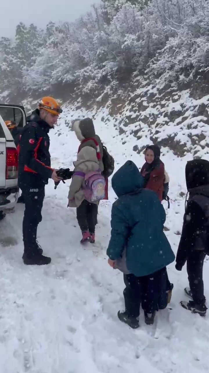 Amasya’da karlı yolda mahsur kalan öğrencilere AFAD ekipleri yardım etti.