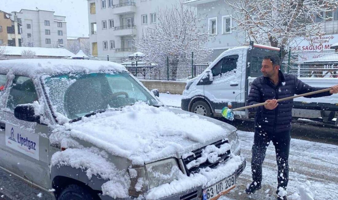 Bingöl'ün Karlıova ilçesi, sabah saatlerinde etkili olan kar yağışıyla beyaza