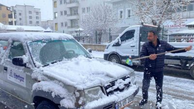 Bingöl’ün Karlıova ilçesi, etkili kar yağışıyla beyaza büründü. Meteoroloji, bölge