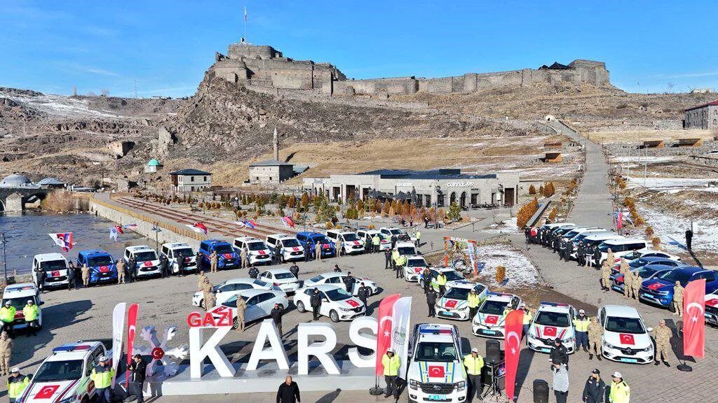 Kars’a 60 Yeni Araç Takviyesi ile Güvenlik Hizmetleri Güçleniyor Kars'ta, İl Emniyet Müdürlüğü ve Jandarma Komutanlığı'na toplam 60 yeni
