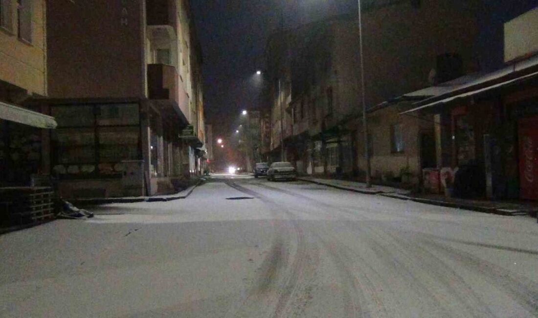 Kars, uzun bir aradan sonra karla buluştu. Gece başlayan yağış,