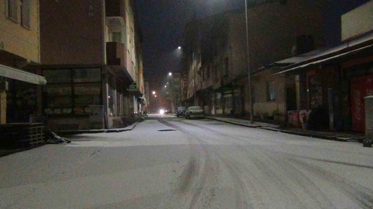 Kars, uzun bir aradan sonra karla buluştu. Gece başlayan yağış,