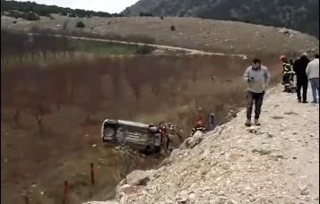 Denizli’de kontrolden çıkan araç karşı şeride geçtikten sonra şarampole devrildi, yaralı hastaneye kaldırıldı.