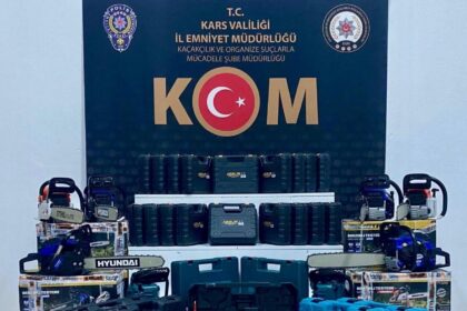 Kars’ta düzenlenen kaçakçılık operasyonunda önemli miktarda tütün ve elektronik eşyalar ele geçirildi.