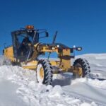 Kars’ta yoğun kar yağışı nedeniyle kapanan 81 köy yolu yeniden ulaşıma açıldı.