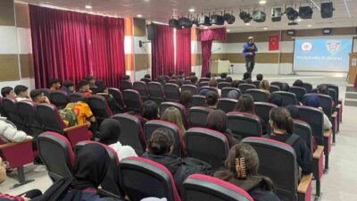 Kars'ta düzenlenen etkinlikte, polis memurları Selahaddin Eyyubi Anadolu İmam Hatip