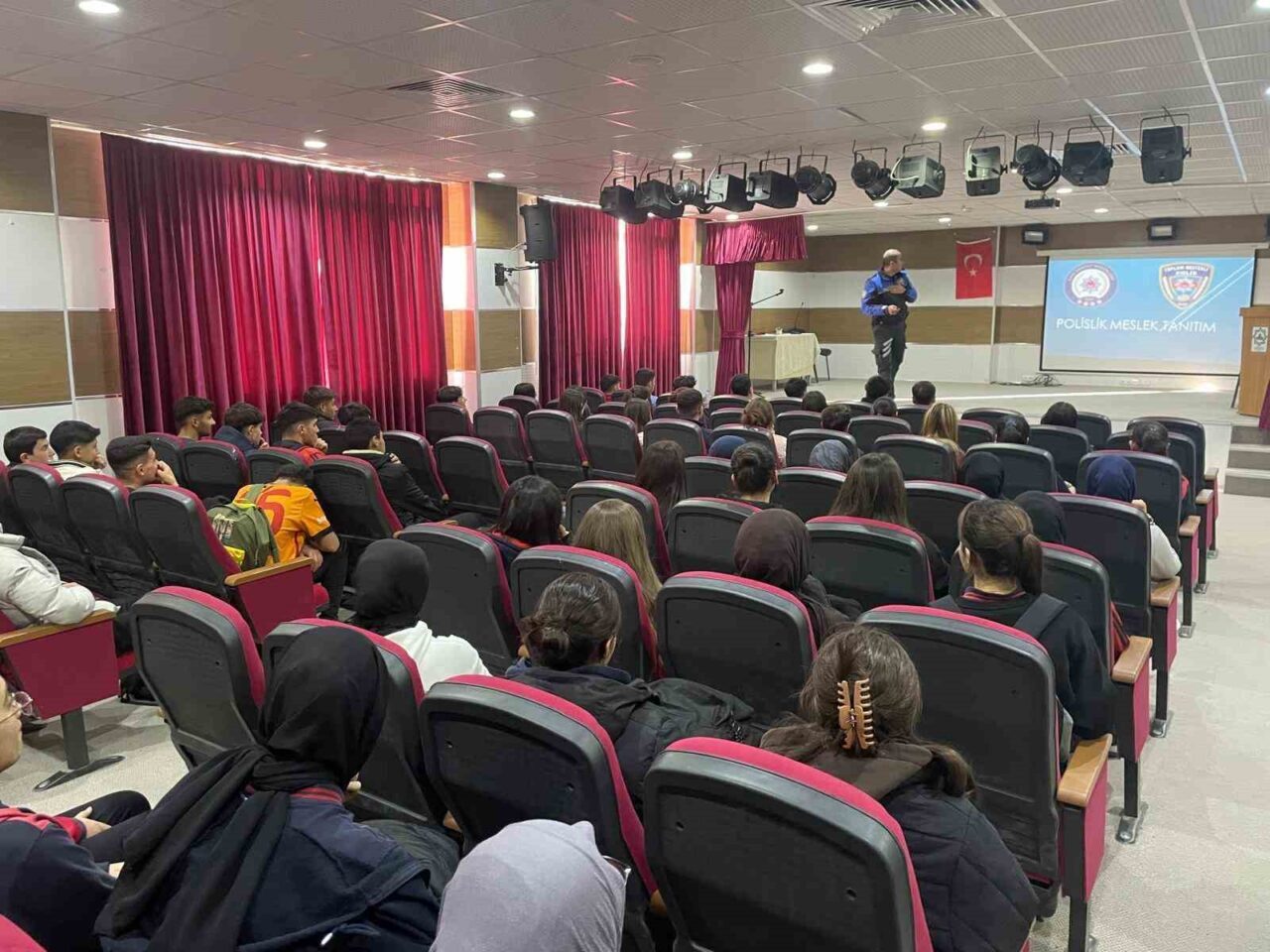 Kars'ta düzenlenen etkinlikte, polis memurları Selahaddin Eyyubi Anadolu İmam Hatip