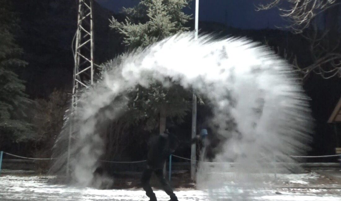 Kars, eksi 13 dereceye varan soğuklarla karşılaşırken, vatandaşlar araçlarını korumak