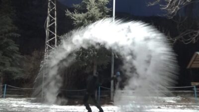 Kars, eksi 13 dereceye varan soğuklarla karşılaşırken, vatandaşlar araçlarını korumak