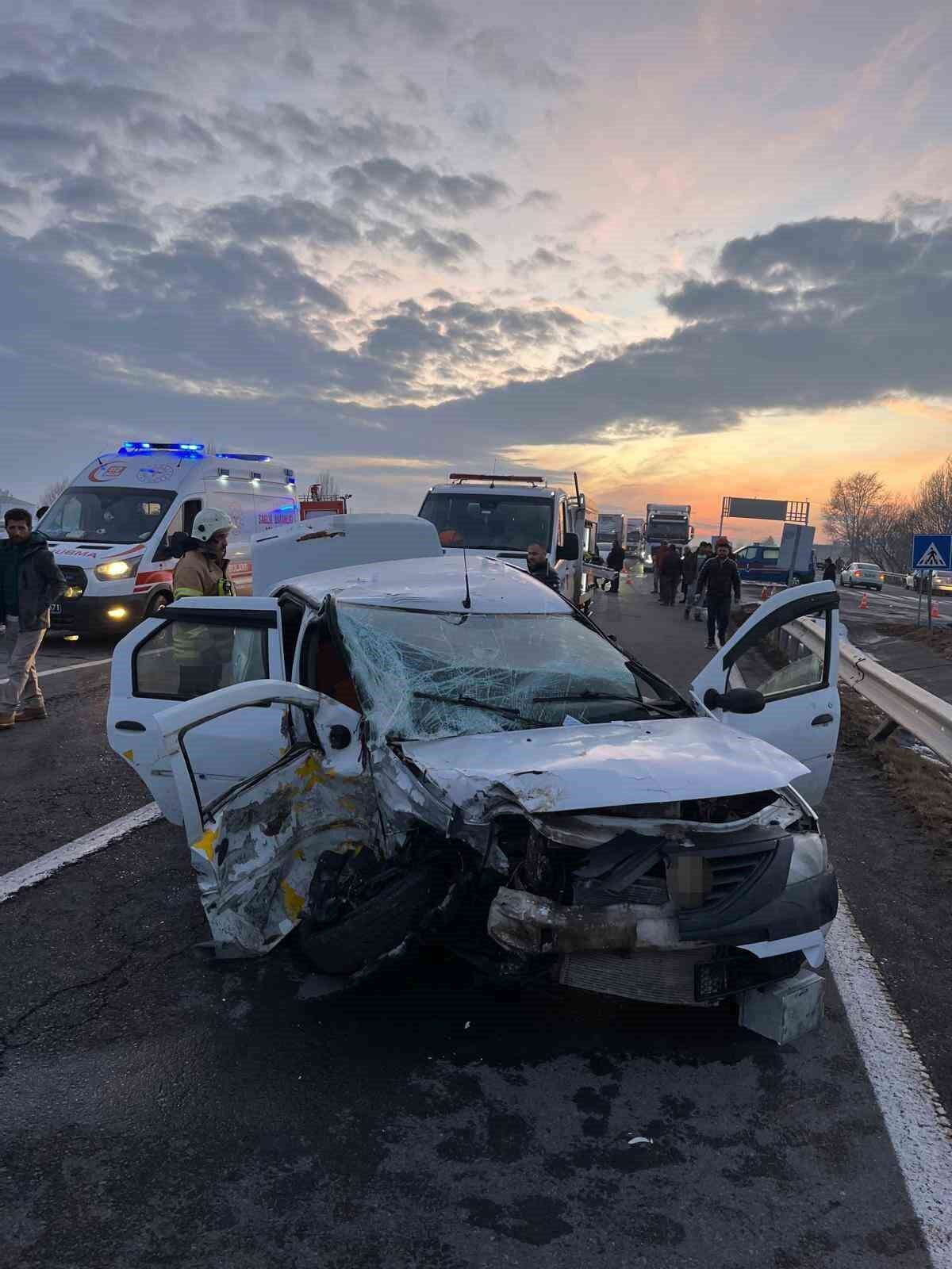 Kars-Selim-Sarıkamış Karayolu'nda gerçekleşen kazada üç kişi yaralandı. Kümbetli köyü yakınlarında