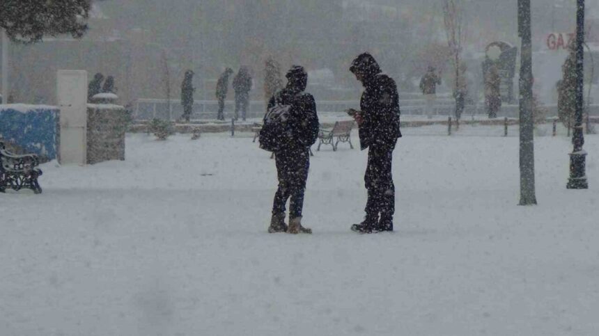 Kars, 2025’in son gününde yoğun kar yağışı altında. Vatandaşlar halay çekti.