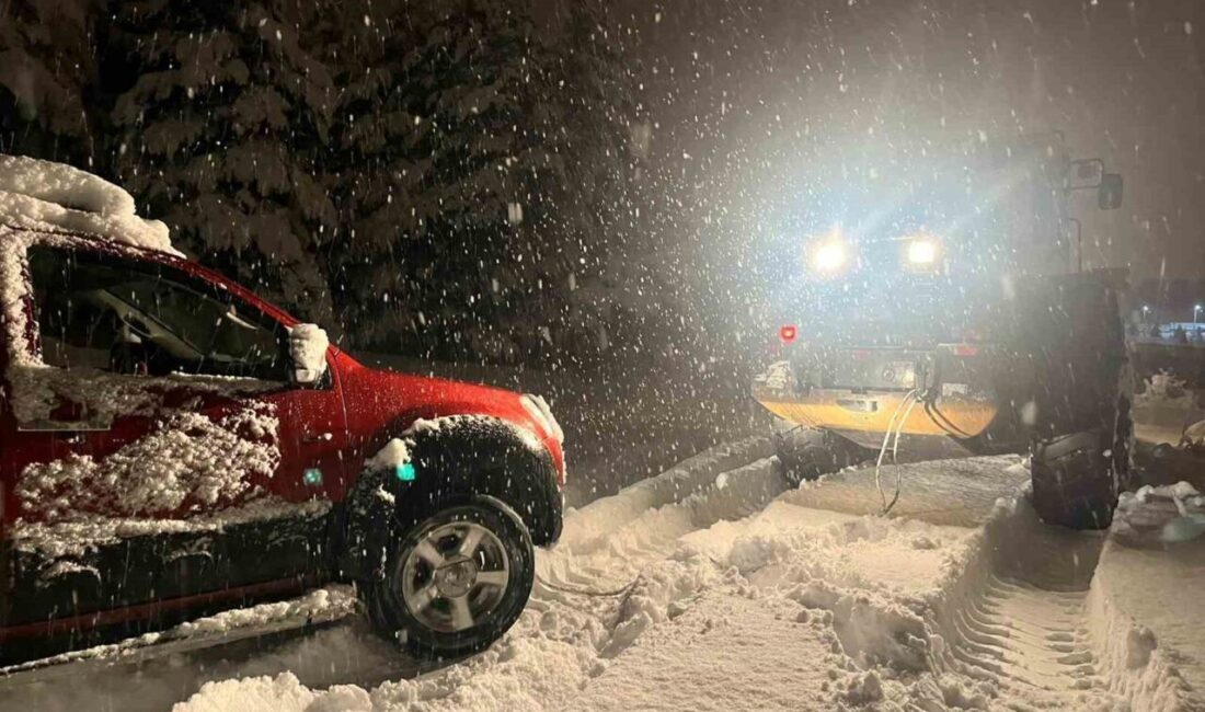 Kars’taki Kar Fırtınası, Yolda Mahsur Kalan Aracın Kurtarılmasına Neden Oldu Kars’ta etkili olan yoğun kar yağışı, 17 köy yolunun kapanmasına