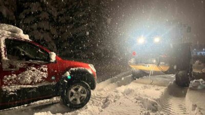 Kars’taki Kar Fırtınası, Yolda Mahsur Kalan Aracın Kurtarılmasına Neden Oldu Kars’ta etkili olan yoğun kar yağışı, 17 köy yolunun kapanmasına