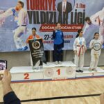 Sakarya’da gerçekleştirilen Türkiye Minikler ve Yıldızlar Karate Ligi 2. Bölge müsabakalarında Kartepe Belediyespor, 9 madalya ile döndü.
