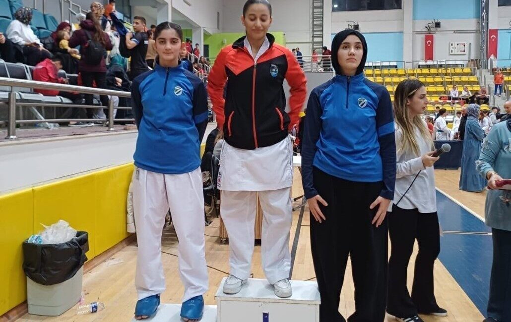 Kocaeli Karate Gelişim Ligi 2. Ayak Müsabakaları'nda Kartepe Belediyespor sporcuları