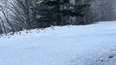 Kartepe'de devam eden kar yağışı, Samanlı Dağları'ndaki zirveye beyaz örtü
