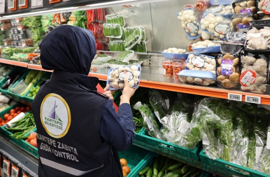 Kartepe’de zabıta ve ticaret müdürlüğü ekipleri marketlerde fiyat denetimi yaptı.