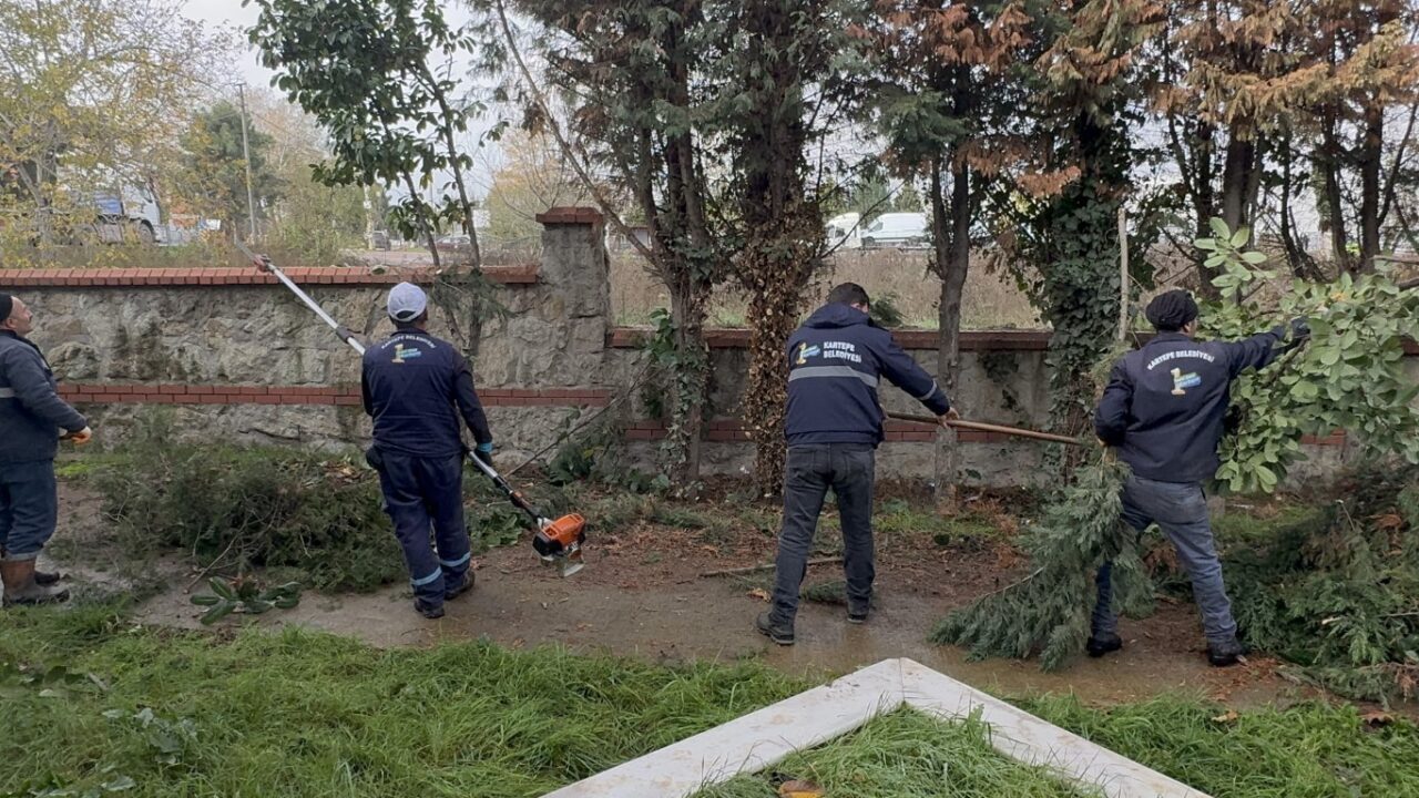 Kartepe’deki Mezarlıklarda Temizlik ve Bakım Çalışmaları Başlatıldı Kartepe Belediyesi, ilçedeki mezarlıklarda temizlik ve bakım faaliyetleri yürüttü. Park