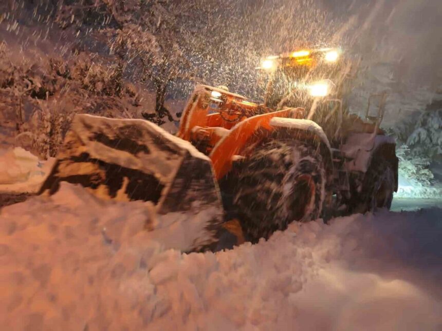 Kastamonu’da etkili kar yağışı nedeniyle 274 köy yolu ulaşıma kapandı.