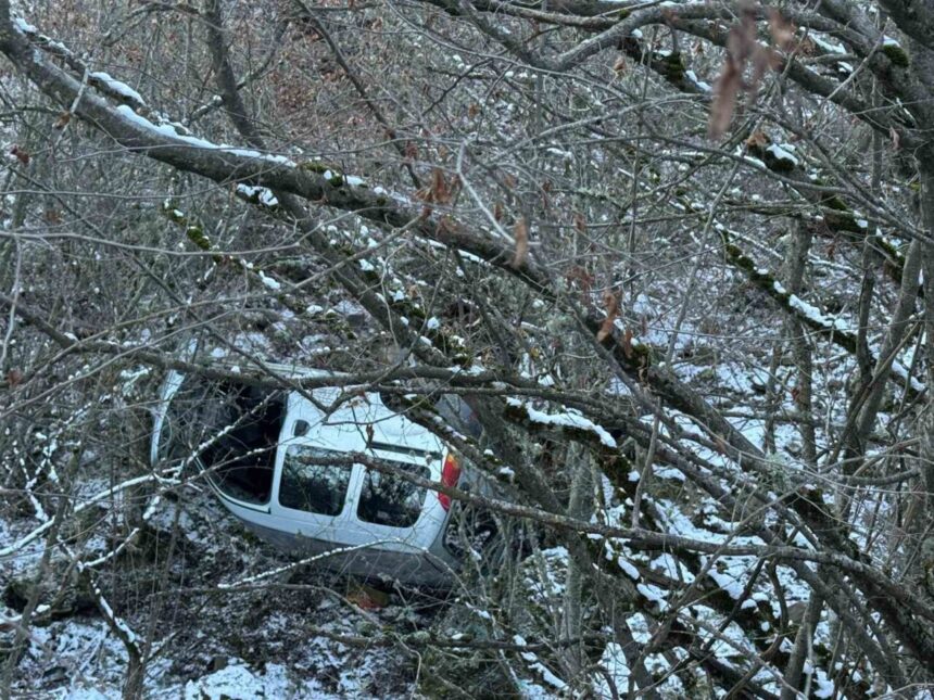 Hanönü’nde buzlu yolda kontrolden çıkan ticari araç şarampole devrildi, sürücü yara almadı.