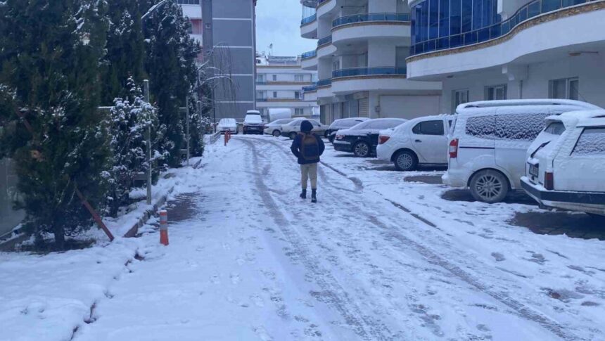 Kastamonu’da kar yağışı sabah saatlerinde yeniden etkili oldu.