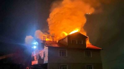 Kastamonu'nun Azdavay ilçesindeki Gümürtler köyünde Osman Pirci'ye ait evin çatısında