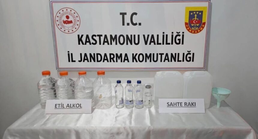 Kastamonu’da jandarma, yılbaşı öncesi 30 litre etil alkol ve 5 litre sahte içki ele geçirdi. 3 şüpheli gözaltında.