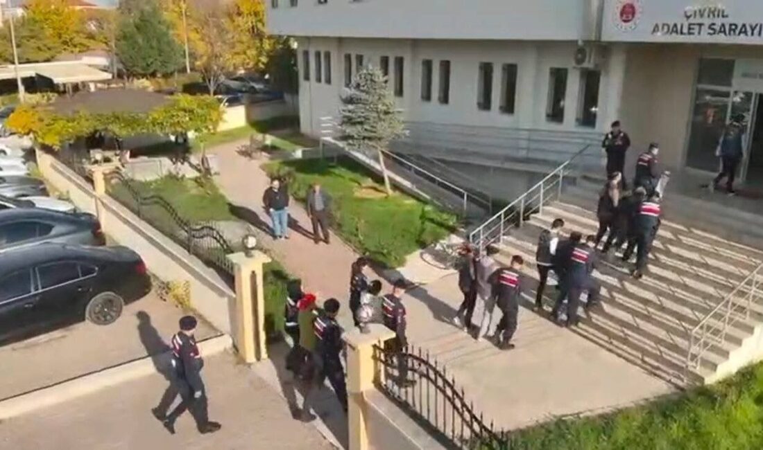 Denizli’de Yabancı Uyruklu Kadınlardan Dolandırıcılık Şebekesi Çökertildi Denizli'nin Çivril ilçesinde, evlenme vaadiyle erkeklerden dolandırıcılık yapan 5 kişi,