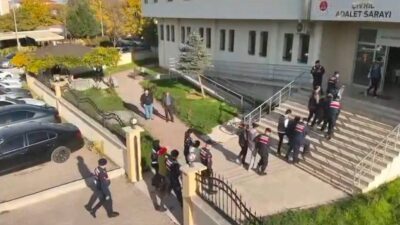 Denizli'nin Çivril ilçesinde, evlenme vaadiyle erkeklerden dolandırıcılık yapan 5 kişi,