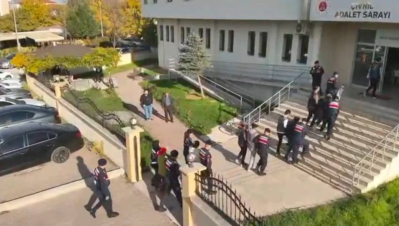 Denizli'nin Çivril ilçesinde, evlenme vaadiyle erkeklerden dolandırıcılık yapan 5 kişi,