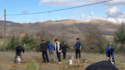 Samsun'un Kavak ilçesinde düzenlenen "Bir İnsan Bir Fidan" etkinliği kapsamında,