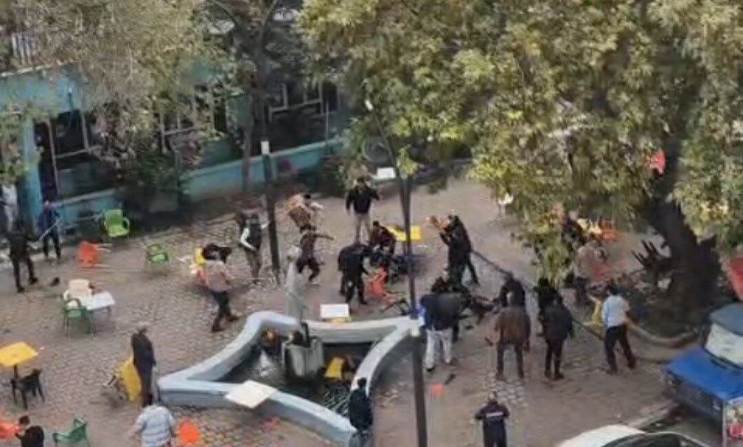 Gölmarmara’da Tartışma Kavgaya Dönüşünce 80 Kişi Bir Araya Geldi: 1 Yaralı, Olay Kontrol Altına Alındı Manisa'nın Gölmarmara ilçesinde Ercan Ç. ve Menderes A. arasında çıkan