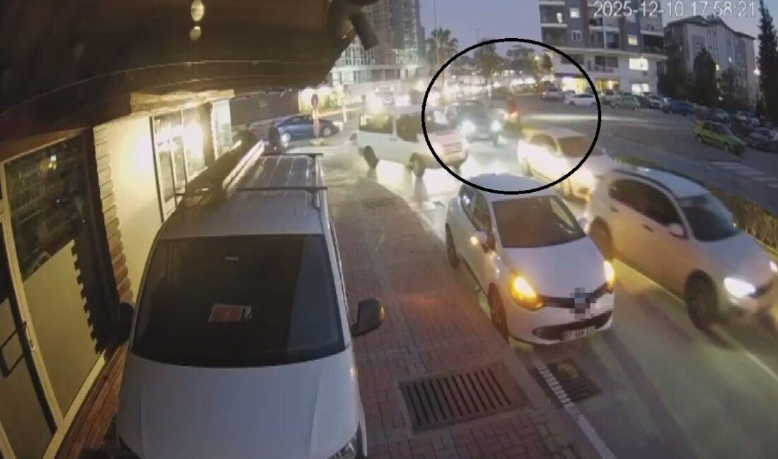 Antalya'nın Manavgat ilçesinde motosiklet ile otomobilin çarpıştığı kazada, motosiklet sürücüsü