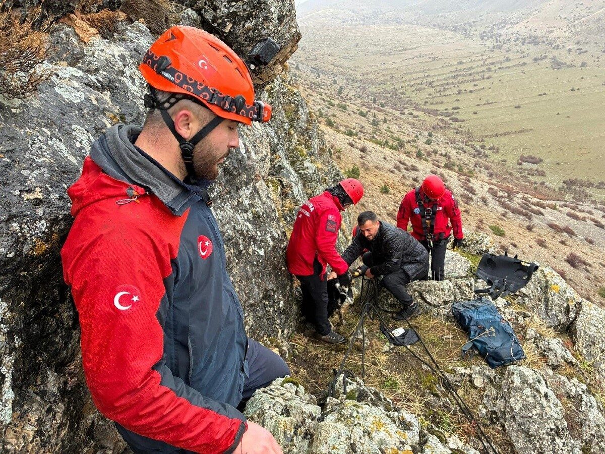 Erzincan'da E.S. adlı vatandaşın kayalıklarda mahsur kalan 10 küçükbaş hayvanı,