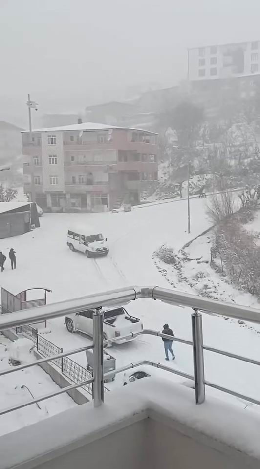 Kulp’ta buzlanma nedeniyle kontrolden çıkan transit yokuş aşağı kaydı, pikap ise çarpışmadan kurtuldu.