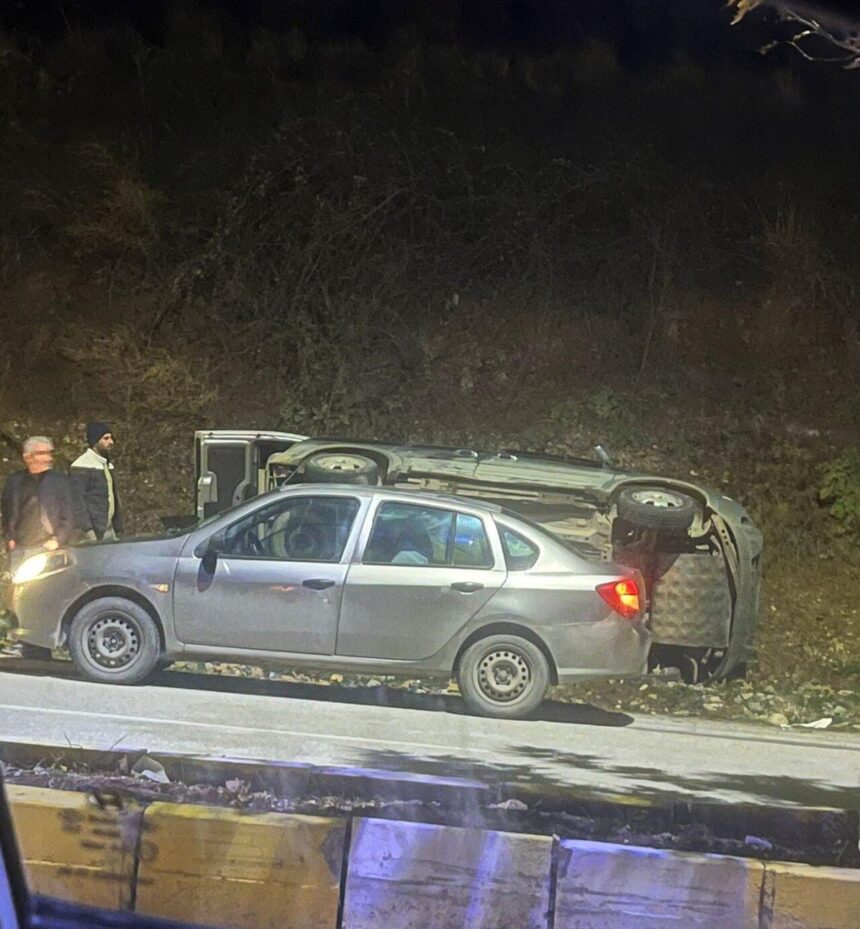 Adıyaman’da kaygan yolda kontrolden çıkan otomobil şarampole devrildi.