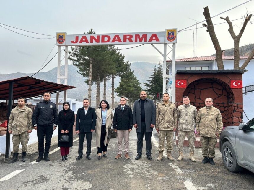 Kaymakam Emirhan Arıkan, Jandarma Karakolunu ziyaret ederek güvenlik hizmetleri hakkında bilgi aldı.