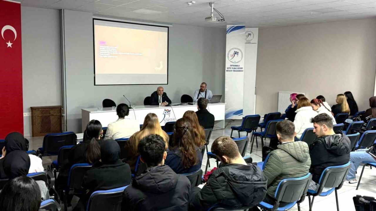 Safranbolu Kaymakamı Hayrettin Baskın, Karabük Üniversitesi'nde kamu yönetimi dersine katılarak