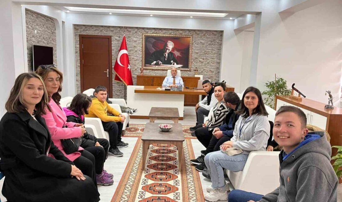 Dünya Engelliler Günü’nde Yatağan’da Özel Eğitim Öğrencileri Kaymakam İlhan’ı Ziyaret Etti 3 Aralık Dünya Engelliler Günü dolayısıyla Yatağan Kaymakamı Turgay İlhan,