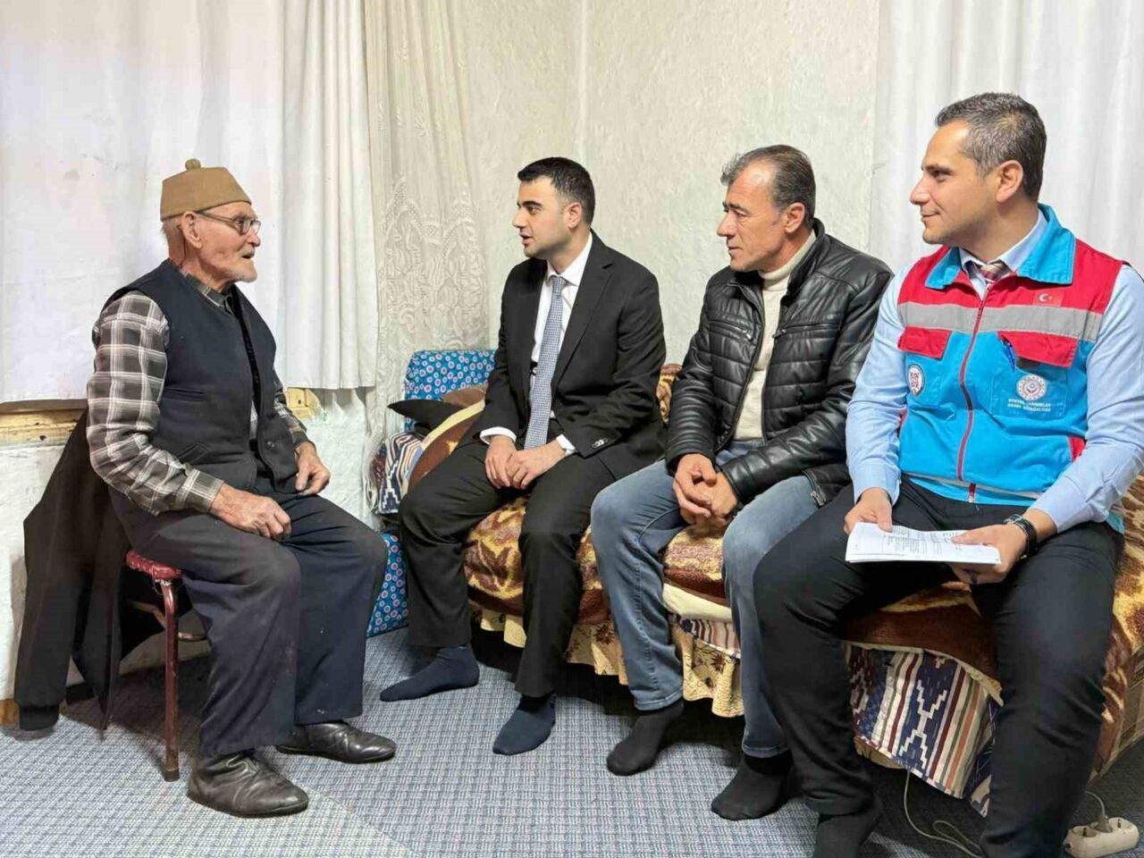 Osmaneli Kaymakamı Abdüssamed Kılıç, Medetli köyünde yaşayan vatandaşları evlerinde ziyaret