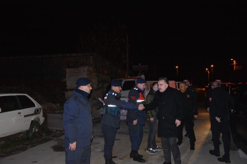 Kaymakam Ahmet Odabaş, Edremit’te sağlık ve güvenlik çalışanlarını yeni yılda ziyaret etti.