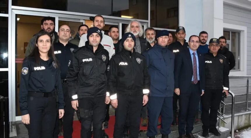 Kaymakam Özdemir, Tavşanlı’da güvenlik durumunu değerlendirmek için emniyet ve jandarmayı ziyaret etti.