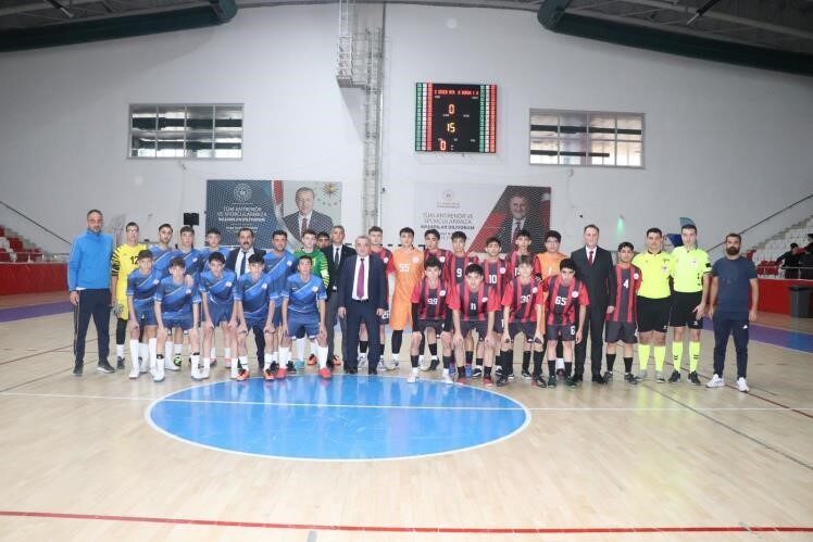 Bozüyük’te Kaymakam Adem Öztürk, Genç Erkek Futsal grup maçlarını yerinde izledi.