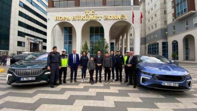 Hopa Kaymakamı Abdullah Arslantürk, BİLSEM öğrencilerine Togg T10F ile şehir