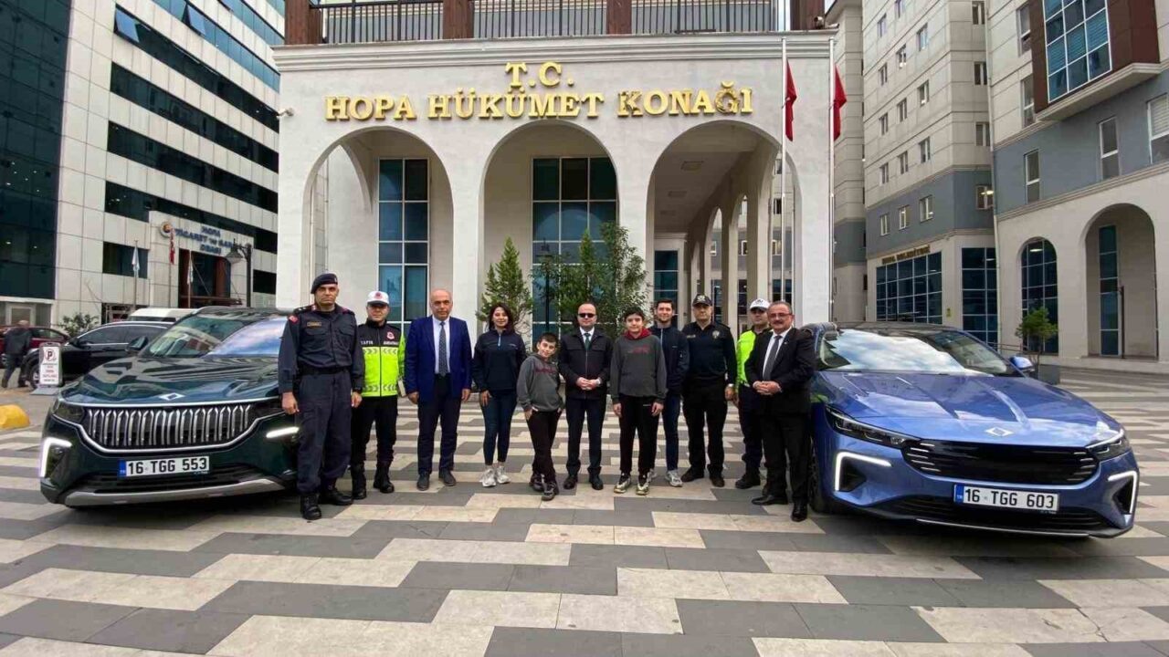 Hopa Kaymakamı Abdullah Arslantürk, BİLSEM öğrencilerine Togg T10F ile şehir