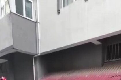 Kaynarca’da araç içinde mahsur kalan çocuk itfaiye tarafından kurtarıldı