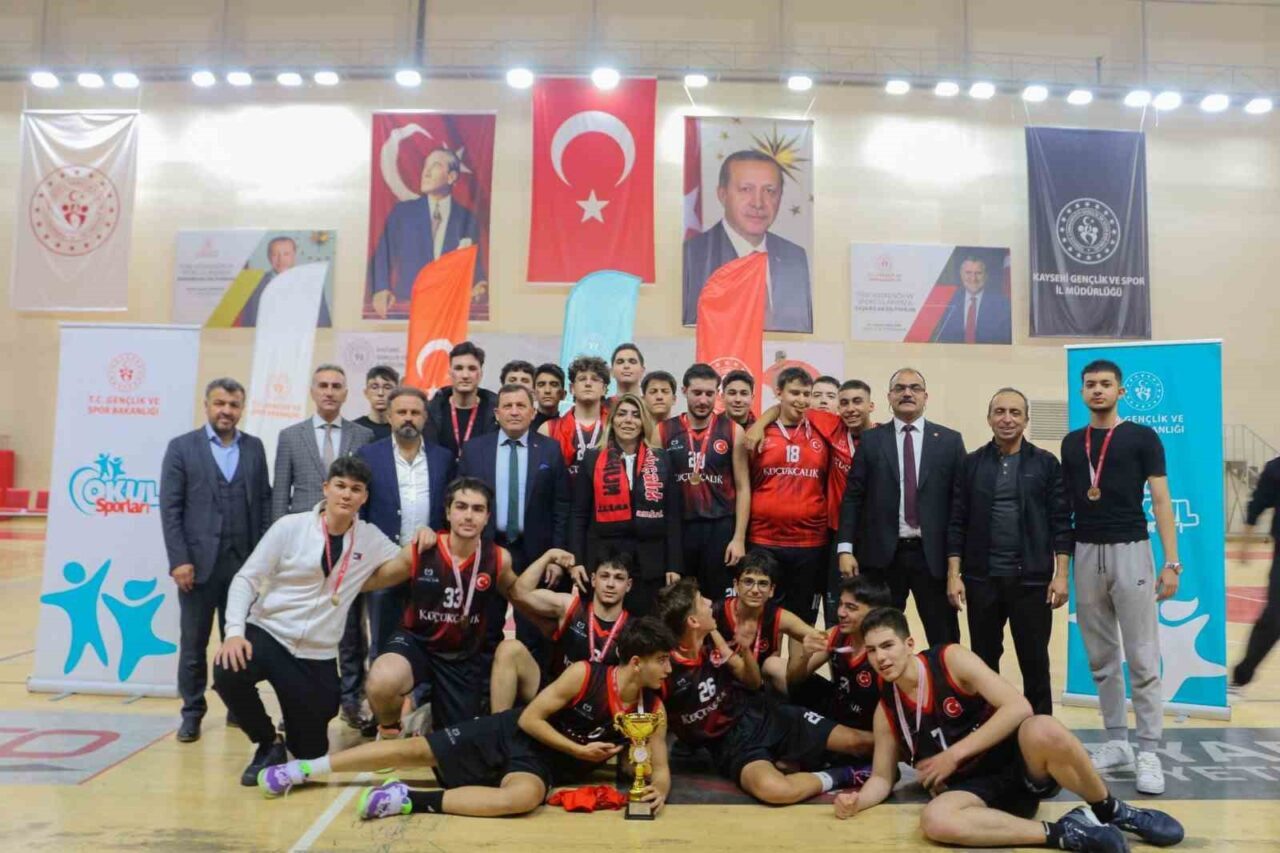 Kayseri Okul Sporları Genç A Erkekler Basketbol İl Birinciliği finalinde