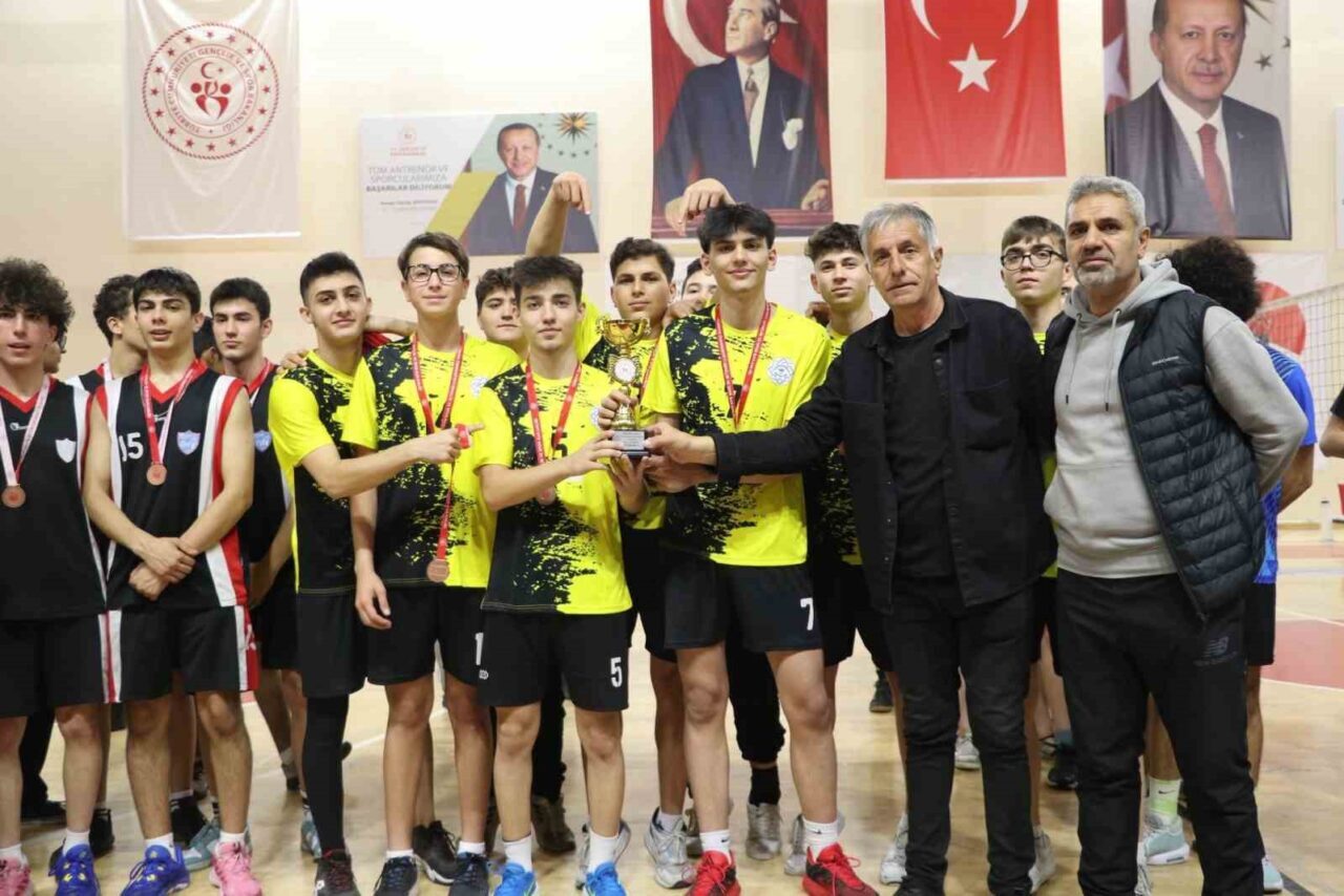 Kayseri'de düzenlenen Okul Sporları Voleybol Genç Erkekler A İl Birinciliği