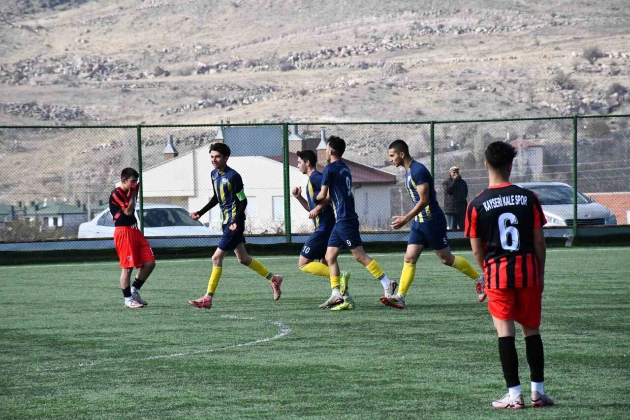 Kayseri U18 Ligi B Grubu'nda Hacılar Erciyesspor ve Kalespor arasında