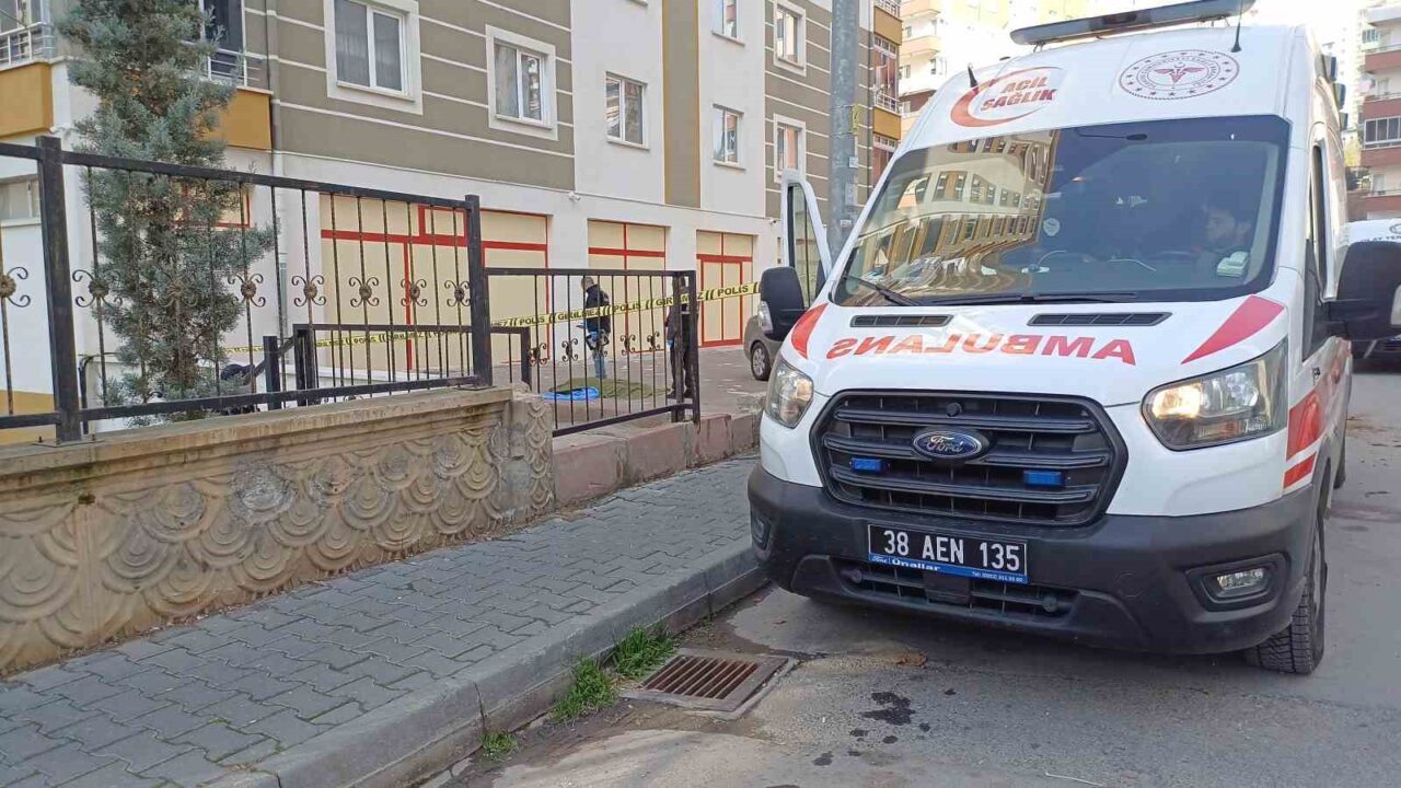 Kayseri'nin Talas ilçesinde C.C., 8. kattan düşerek hayatını kaybetti. Papatya